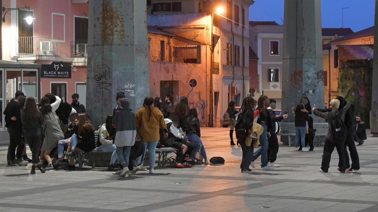 Movida fuori controllo in piazza Mercato a Olbia (foto Vanna Sanna)