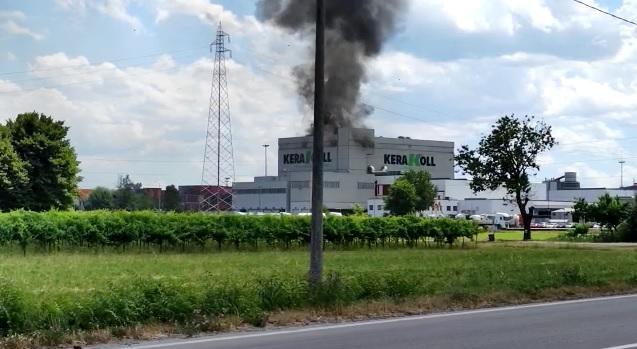 Incendio alla Kerakoll di Rubiera: vigili del fuoco al lavoro