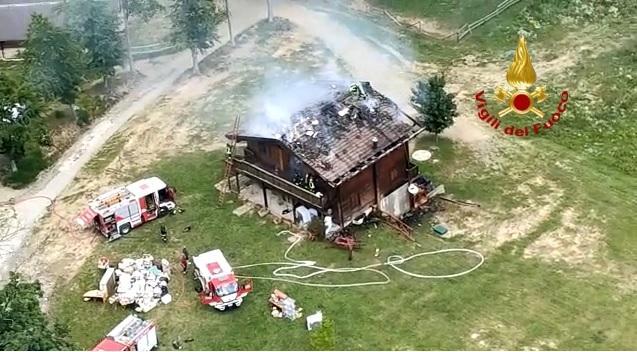 Fanano. Si incendia il tetto dell'agriturismo a Ospitale: danni ingenti