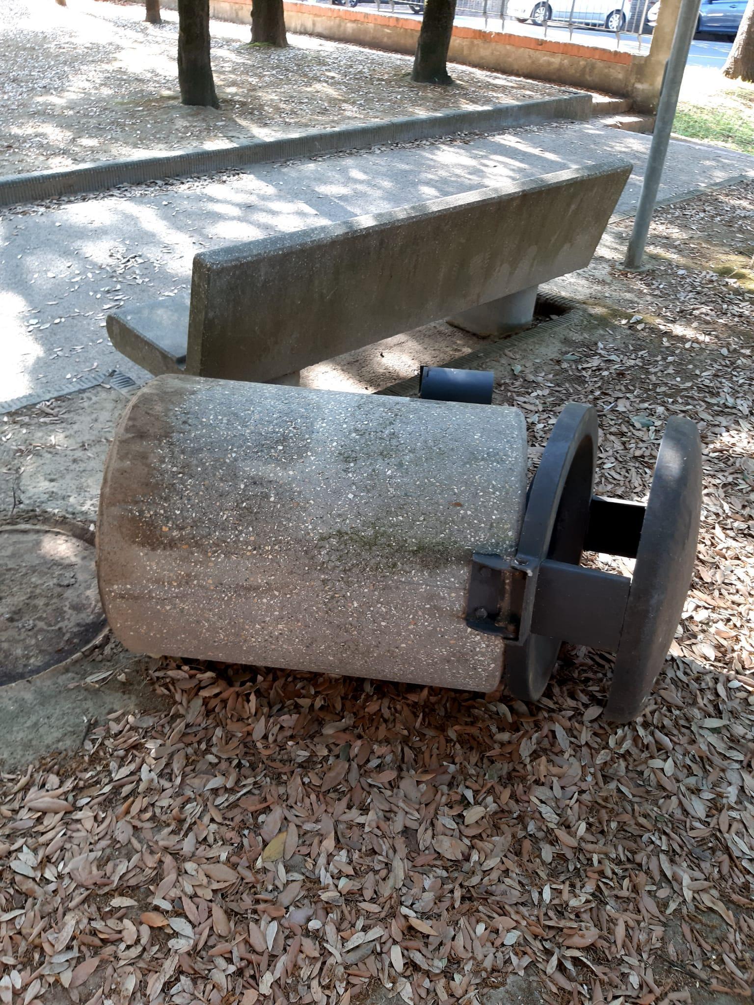 Raid dei vandali, divelti cartelli e cestini nel parco
