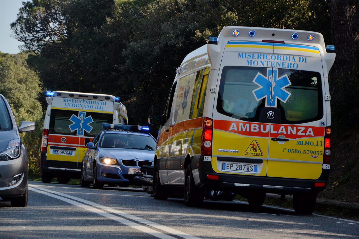 Le ambulanze della Misericordia di Montenero e di Antignano dopo un incidente (foto d'archivio)