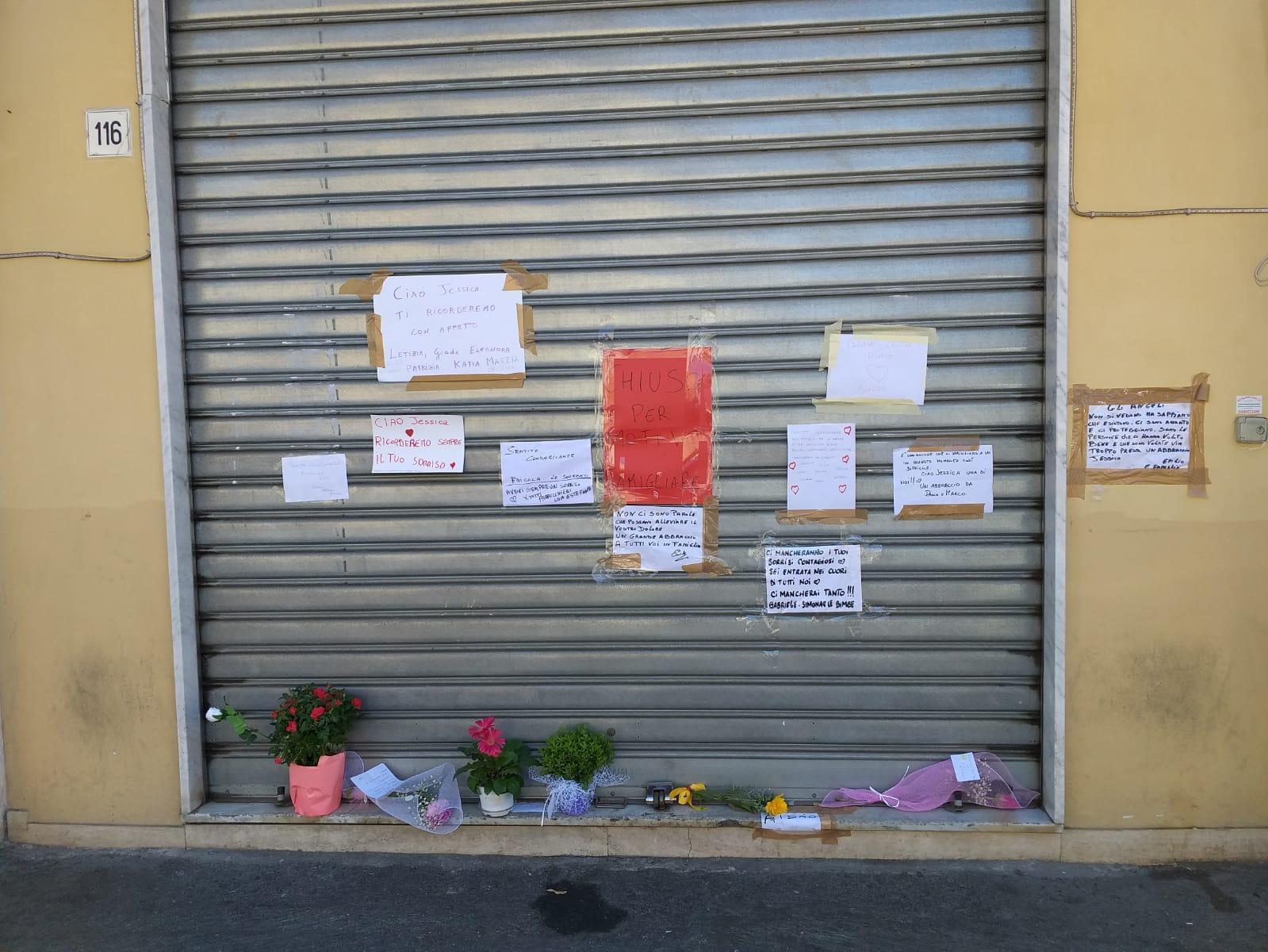 La saracinesca del bar Biondi piena di messaggi