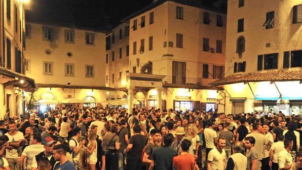 Bottiglie e lattine solo al banco: nuova ordinanza per il centro di Pistoia