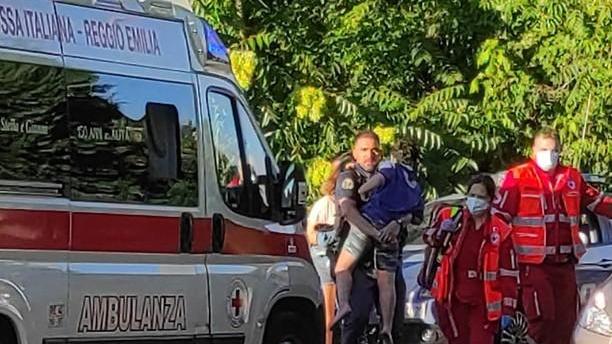 Bambino nel canale di bonifica, i poliziotti lo salvano