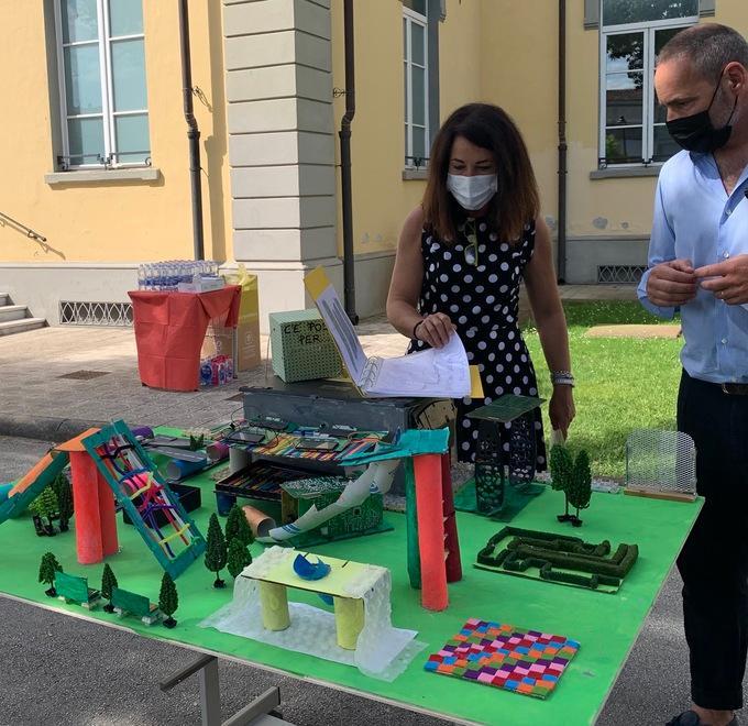 I bambini delle scuole creano i giardini dei sogni col riciclo