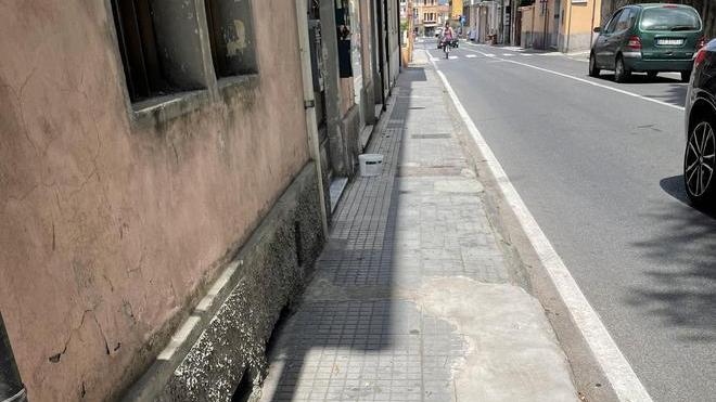 Marciapiede dissestato lungo via Sauro