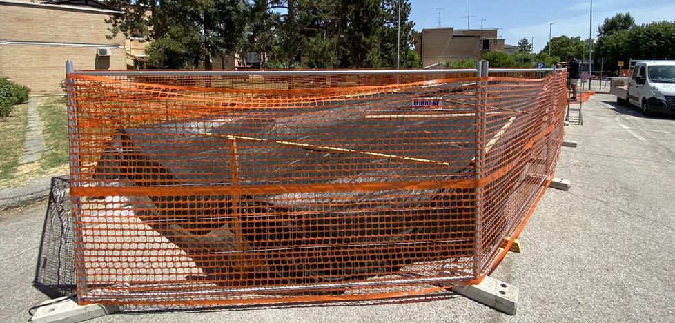 Cantiere della piscina, arrivate le travi della copertura in legno