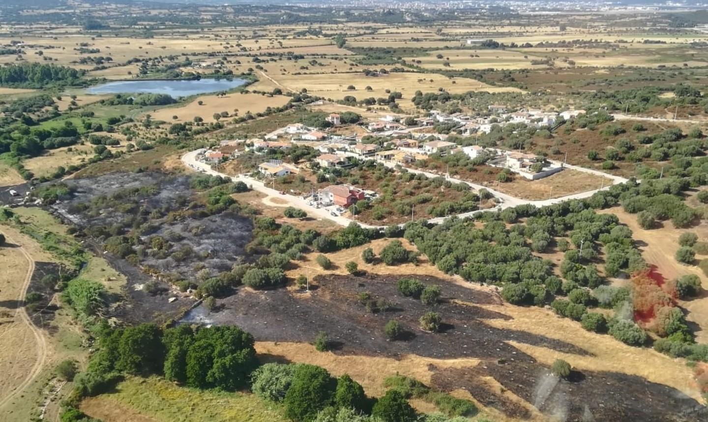 Incendio a Loiri, in fumo due ettari di pascolo e sugherete