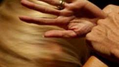 Pesta la compagna incinta che finisce in ospedale: arrestato