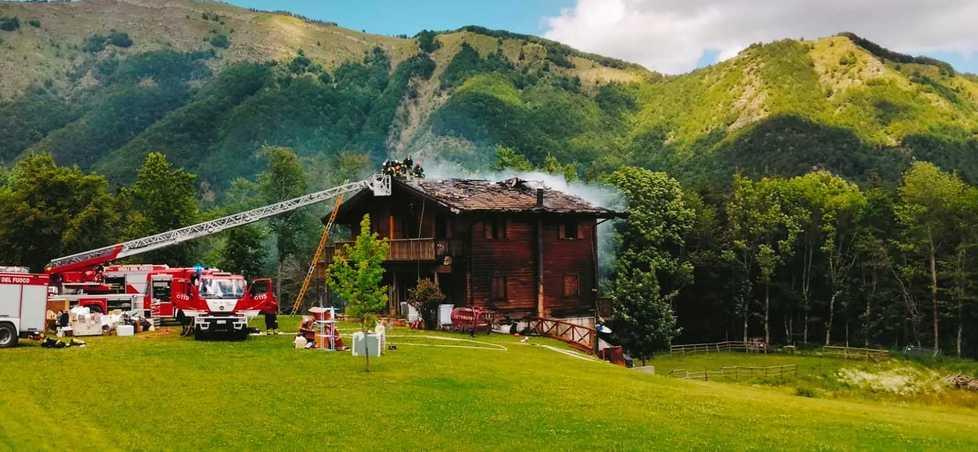 Fanano. A Feliceto il tetto va a fuoco agriturismo inutilizzabile 