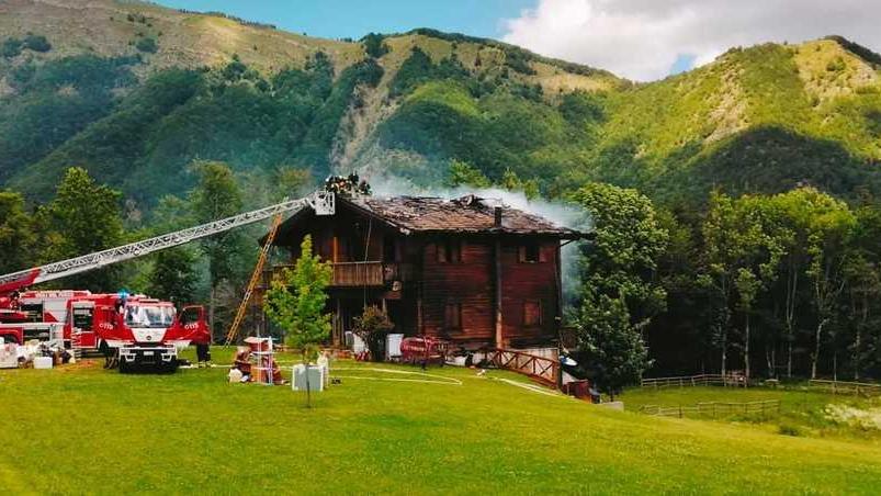 Fanano. A Feliceto il tetto va a fuoco agriturismo inutilizzabile