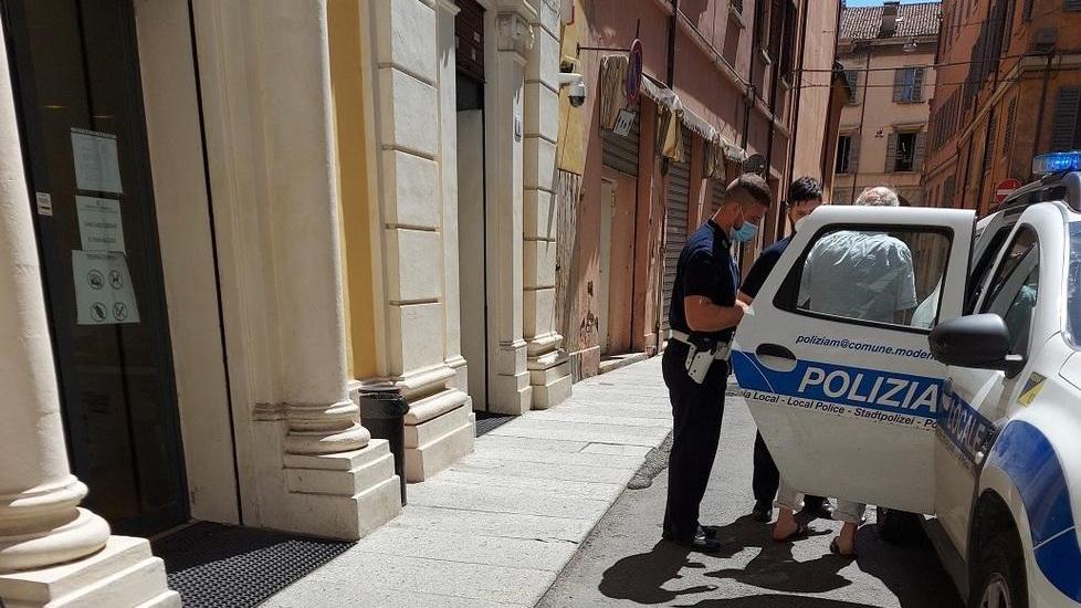 Modena. Il no-mask violento senza mascherina in aula. Il giudice non infierisce