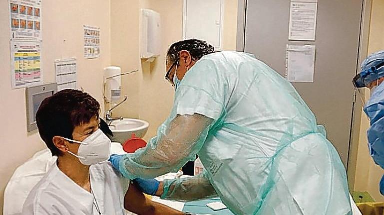 Vaccinazioni al personale sanitario (foto d'archivio)