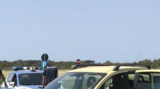 Sull’auto rubata rifiutano di pagare la sosta alle Spiagge bianche. «Stasera torniamo e diamo fuoco a tutto»