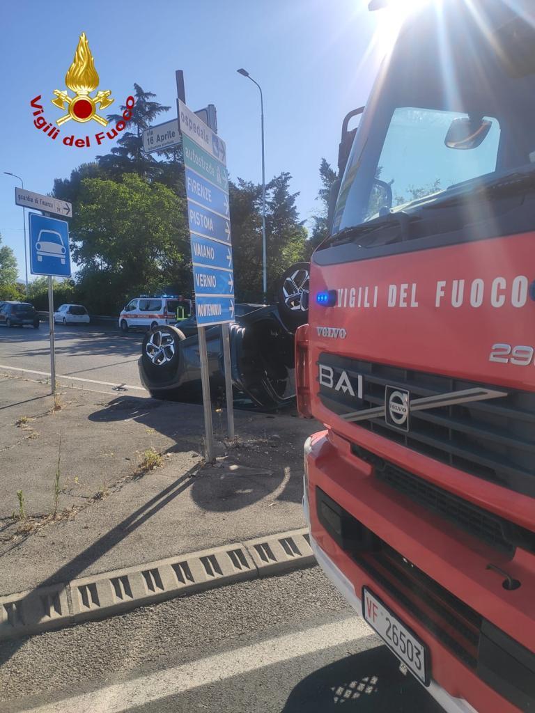 L'auto ribaltata alla rotonda