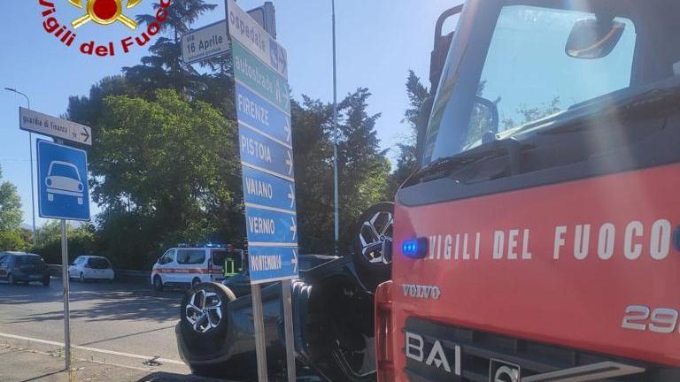 L'auto ribaltata alla rotonda