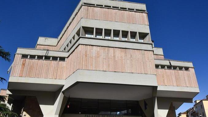 Insultano su Facebook le maestre che maltrattavano i bimbi, sei odiatori a processo