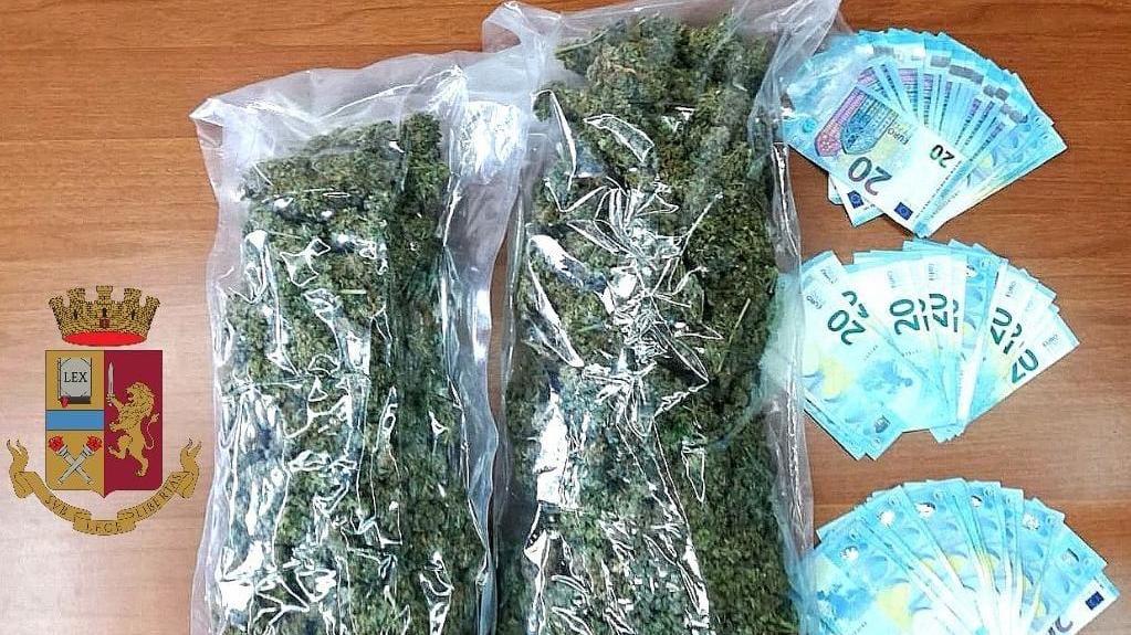 Sotto il letto matrimoniale un chilo di droga, arrestato a Cagliari