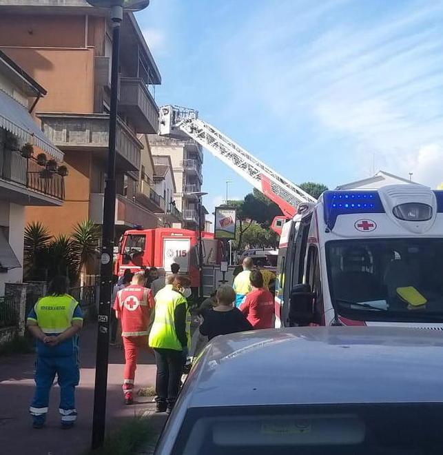 Prendono fuoco i contatori all’ingresso, un intero condominio evacuato in strada 