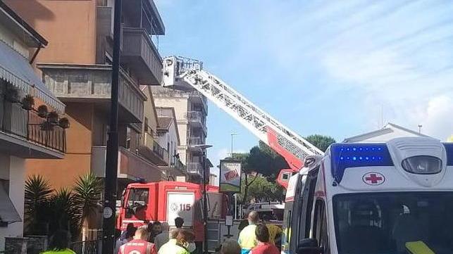 Prendono fuoco i contatori all’ingresso, un intero condominio evacuato in strada