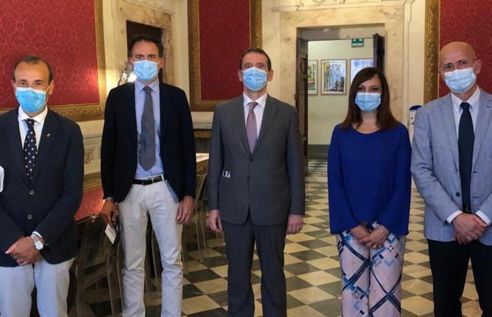 Volontari anti-truffe fuori degli uffici postali 