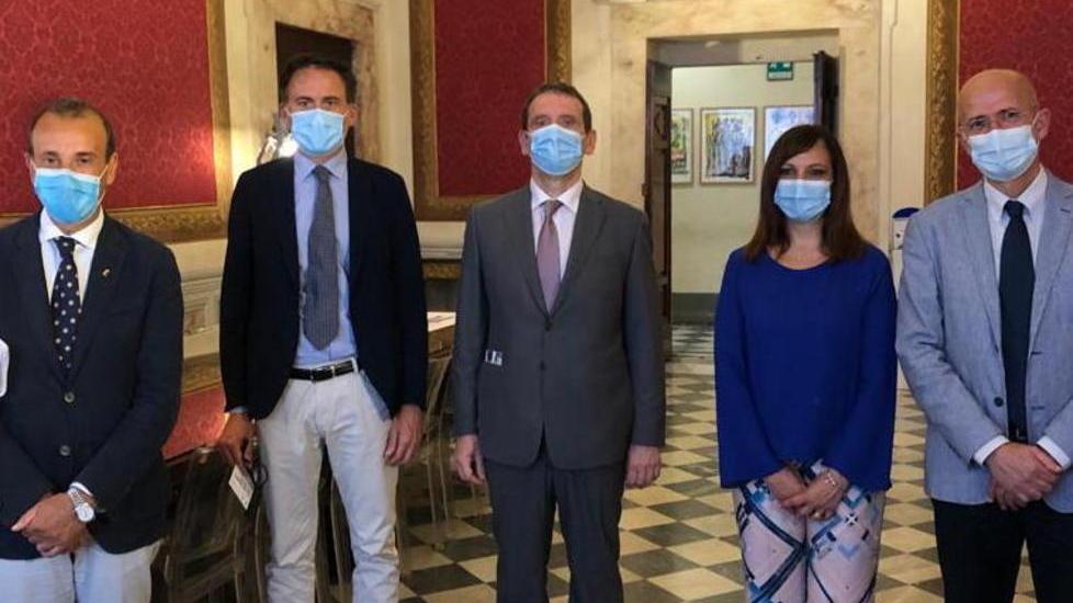 Volontari anti-truffe fuori degli uffici postali