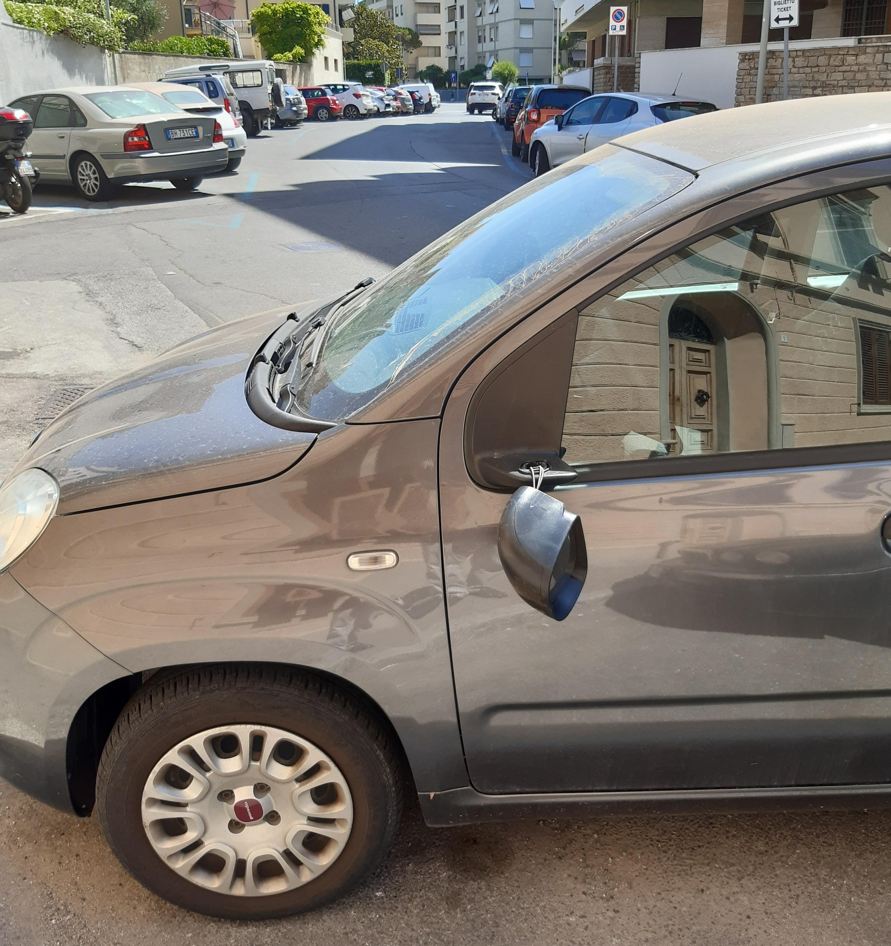 Una delle auto danneggiate