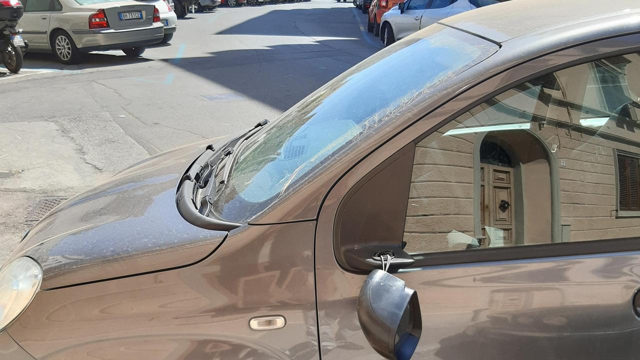 Una delle auto danneggiate