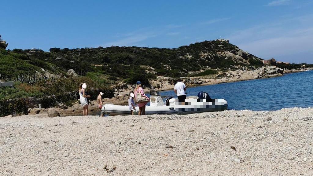 La Maddalena, è iniziata l'estate cafona: lasciano il gommone in spiaggia e vanno a mangiare