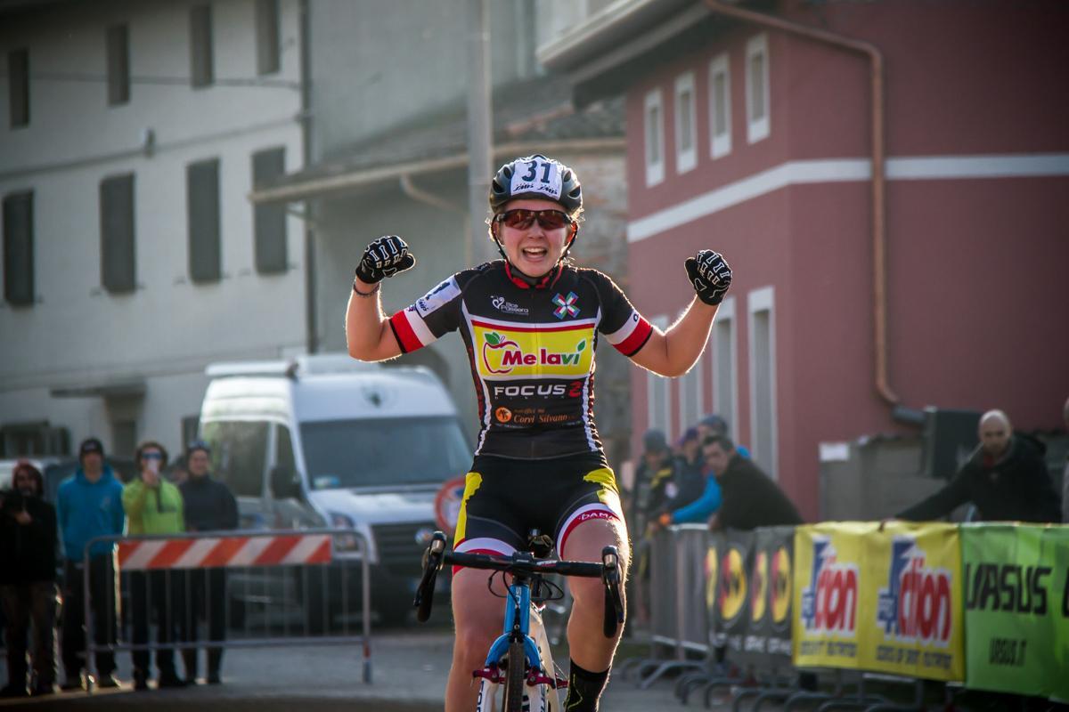 Incidente per la ciclista Francesca Baroni: investita da una moto, è tornata in sella