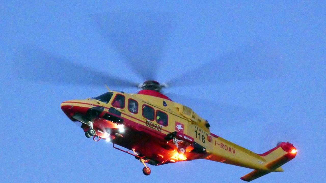 Bimbo cade con la bici, portato in elicottero al Meyer