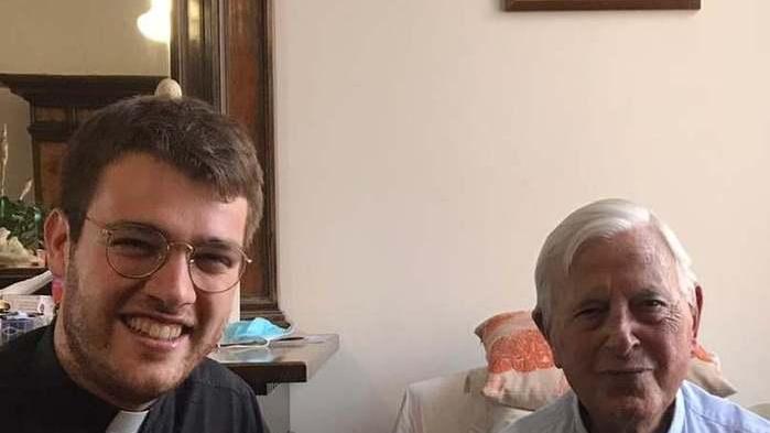 Il prete più giovane della Diocesi, don Lorenzo Mancini, con il decano don Francesco Magni