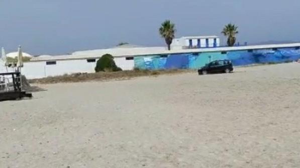 Cagliari, con l'auto sulla spiaggia al Poetto: identificato e multato