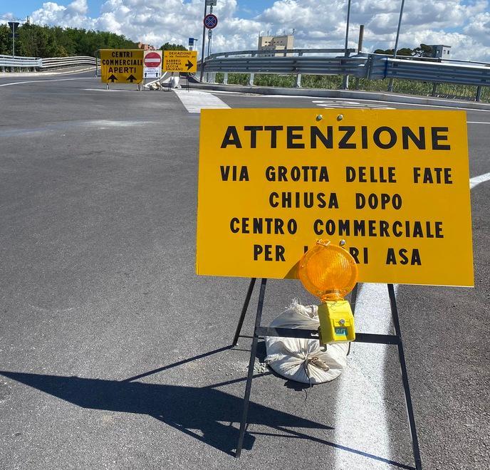 Via Grotta delle Fate di nuovo chiusa per i lavori di Asa. I commercianti: «Nemmeno avvisati» 