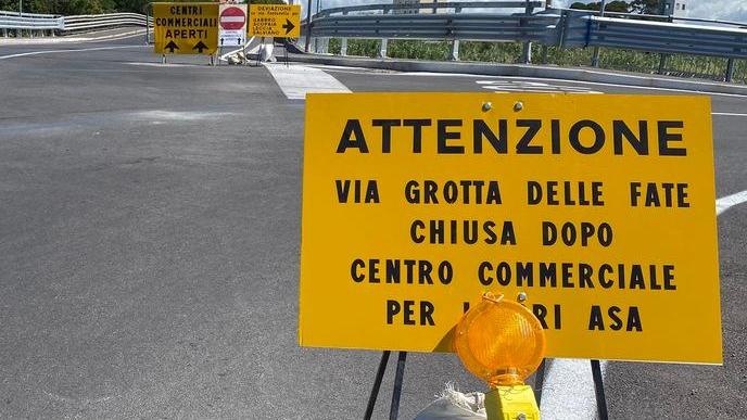 Via Grotta delle Fate di nuovo chiusa per i lavori di Asa. I commercianti: «Nemmeno avvisati»