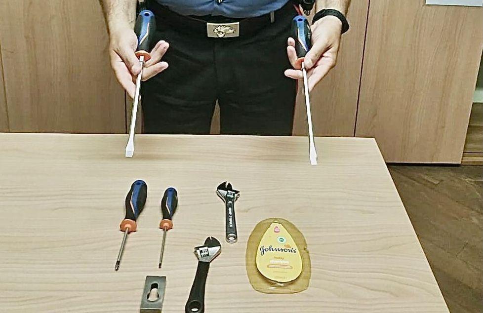 Minorenni beccati con attrezzi da scasso e gioielli d’oro 