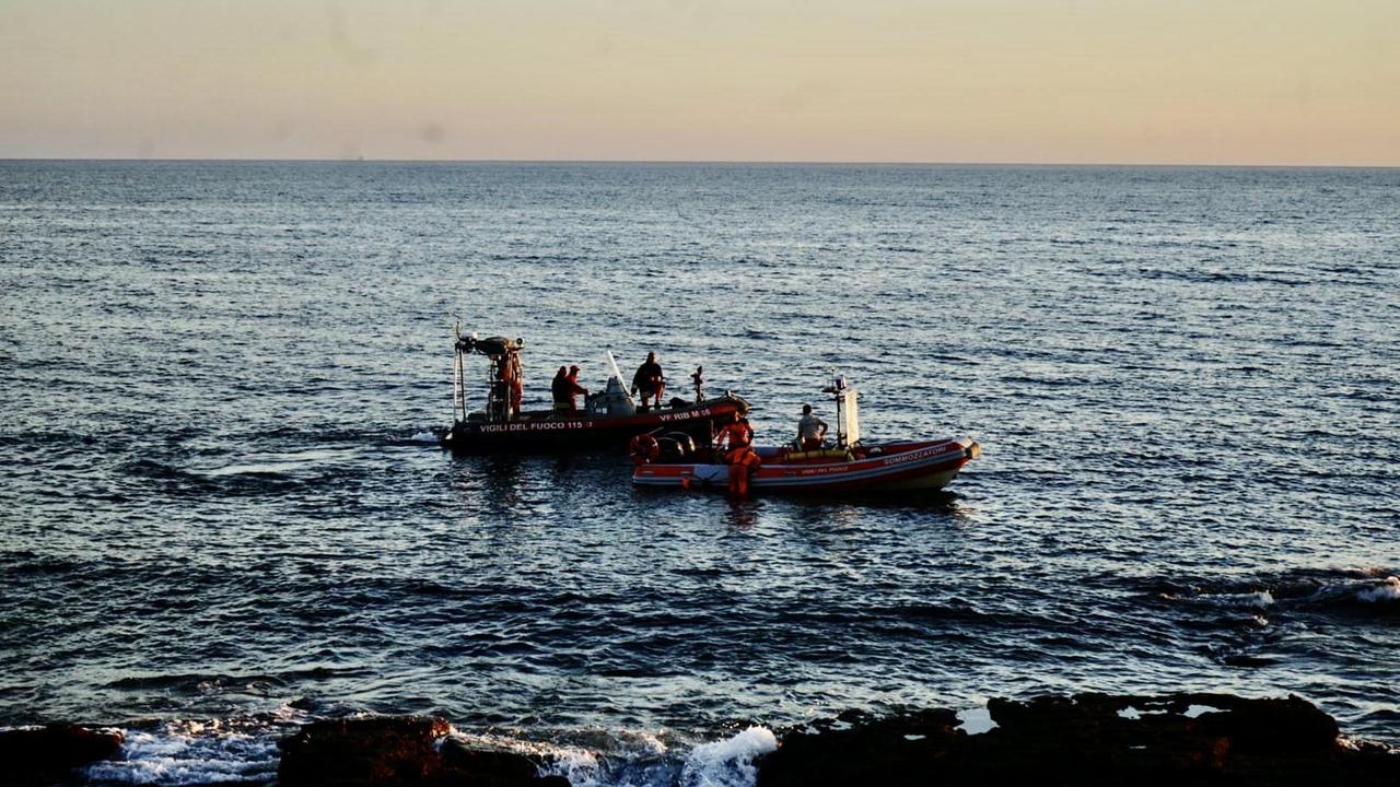 Muore mentre fa il bagno alla spiaggia dell'Accademia