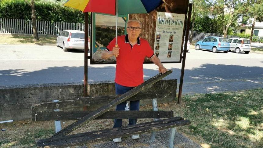 Attacco a Deidda: «Arcobaleno inutile panchine a pezzi»