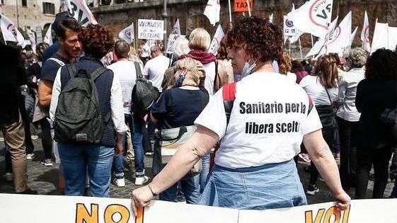 Camici bianchi “no vax” Da due mesi si attende la lista degli inadempienti