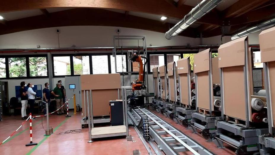 Un robot al posto del magazziniere «Lavoriamo meno, stessa paga»