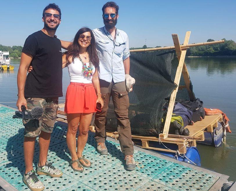 In due navigano sul Po a bordo di una zattera contro l’inquinamento 
