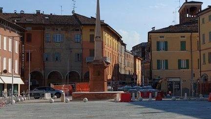 Lavori in piazza: il muro sotto terra e i negozianti sull’orlo di una crisi di nervi