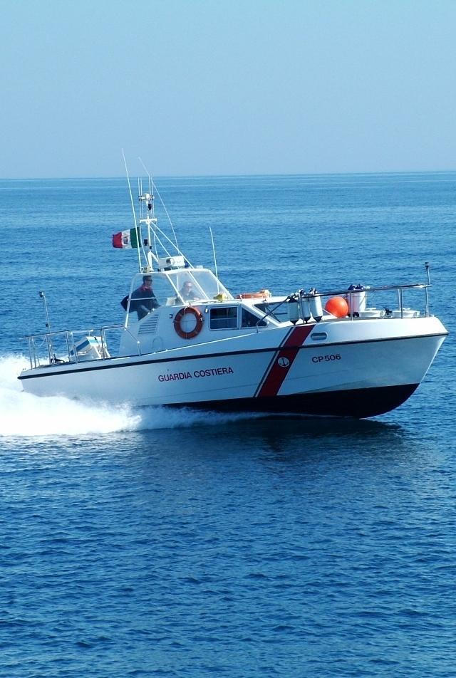 La Guardia costiera recupera un gommone