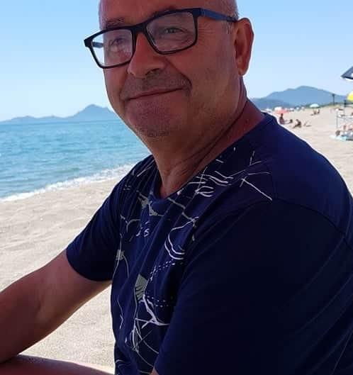 Si tuffa per salvare la figlia ma perde la vita tra le onde 