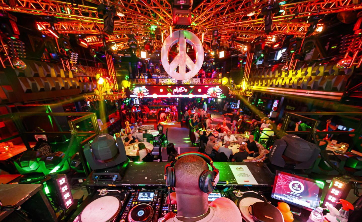 Via libera alle discoteche, ma solo per chi ha il green pass 