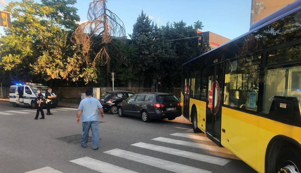 Modena. Scontro tra due auto. Bus azzarda la manovra e rimane incastrato 