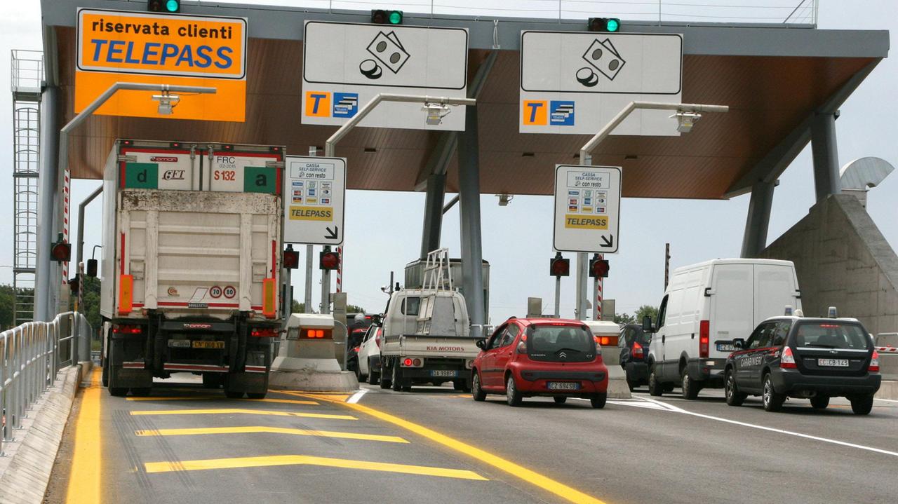 Il casello dell'unico tratto autostradale della Tirrenica, a Rosignano, il più caro d'Europa