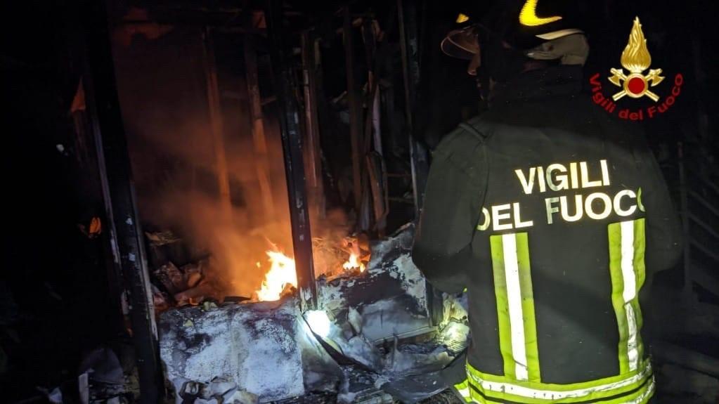 Elba, incendio in vetta al monte Capanne: a fuoco un ripetitore 