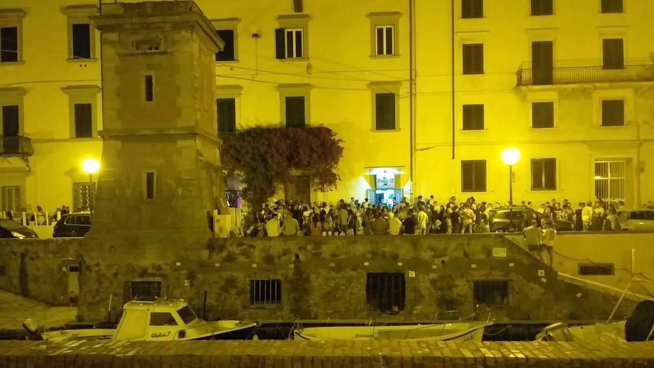 Un assembramento sugli scali del Ponte di Marmo