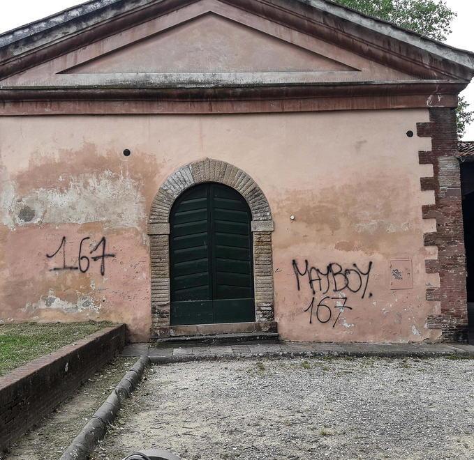 La procura indaga per le scritte sulle Mura 